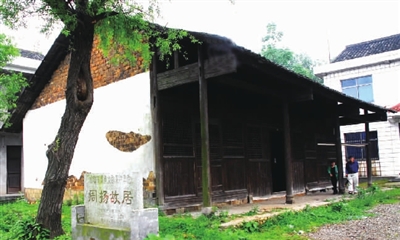 抛结发妻子与女大学生“闪婚” 周扬晚年忏悔