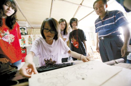 首度开门收女大学生为徒